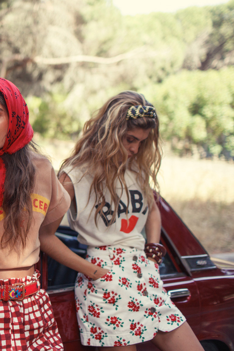 Koszulka bez rękawów z kołnierzykiem i nadrukiem ust 2